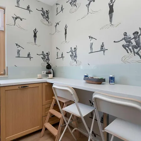 Spacious In With Sauna, Gym, Parking And Desk By Renters Prestige *