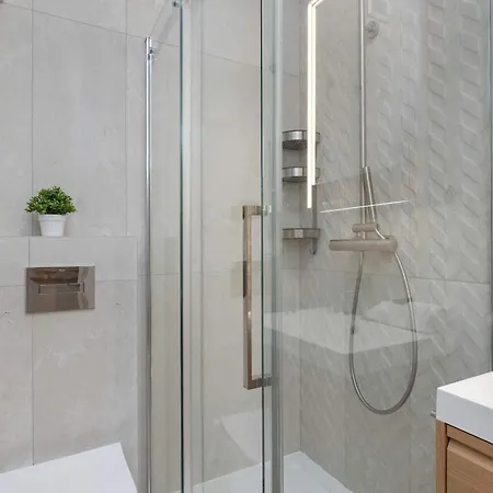 Spacious In With Sauna, Gym, Parking And Desk By Renters Prestige *