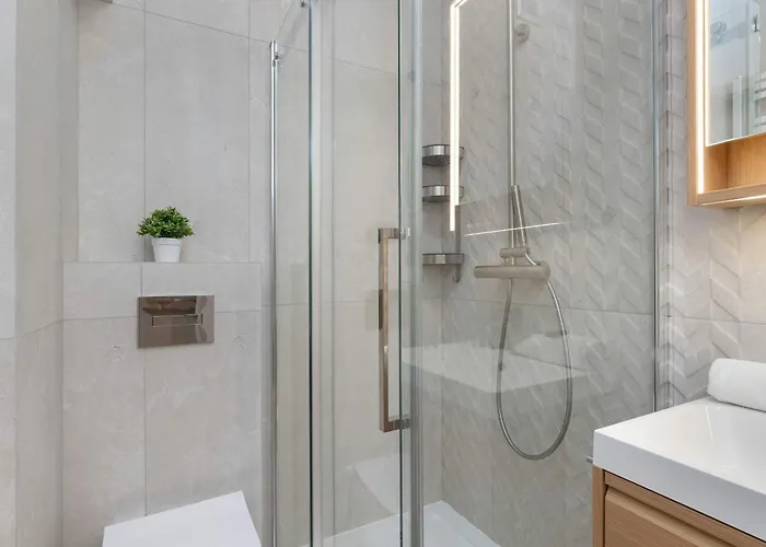 Spacious In With Sauna, Gym, Parking And Desk By Renters Prestige *