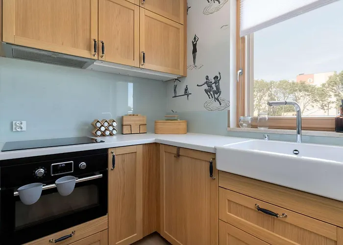 Spacious In With Sauna, Gym, Parking And Desk By Renters Prestige *